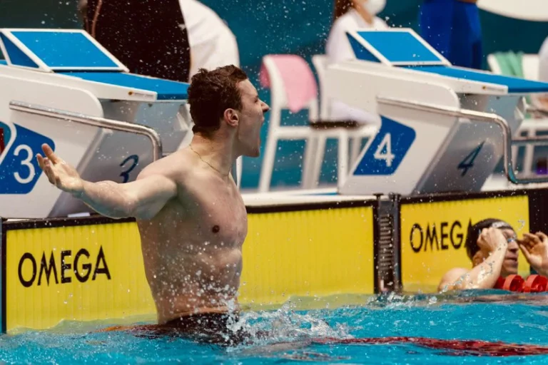 College swimming athlete Rafael Miroslaw in water