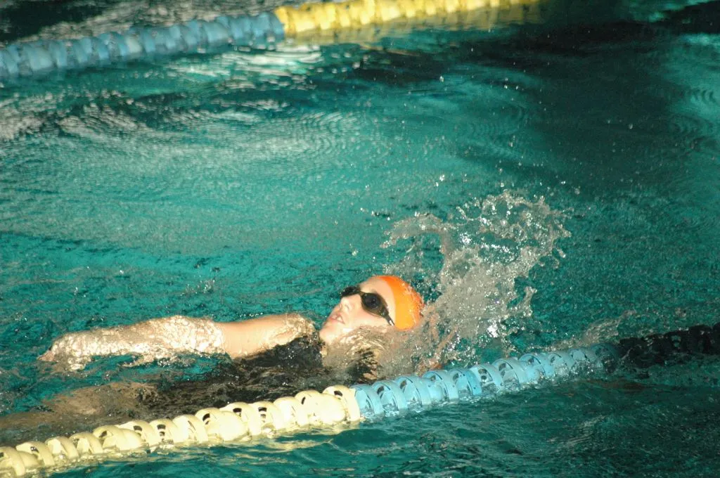 helena robla in swimming pool