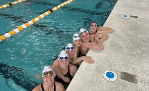 Helena Robla with her college swimming team