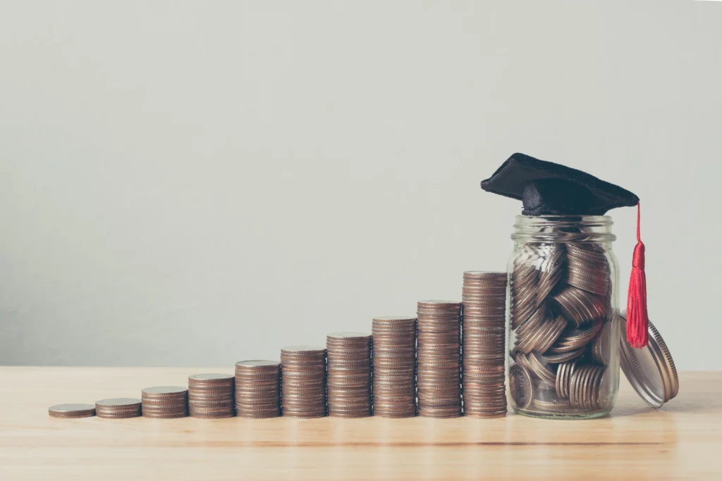 Coins and graduation cap representing the types of scholarships in the USA