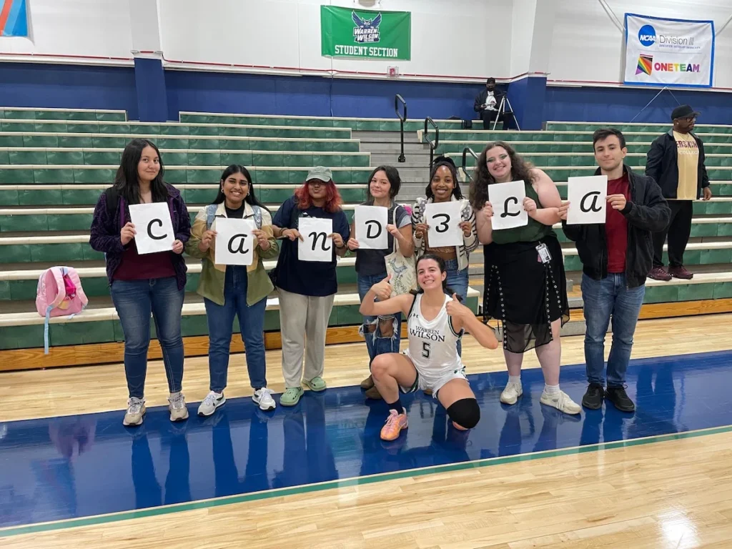 Candela Pérez being supported by her friends at her basketball game