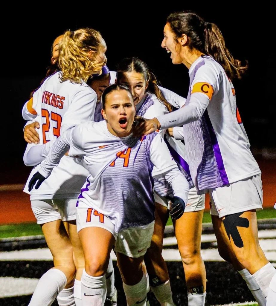 Carla Carmona celebrating a goal with her teammates